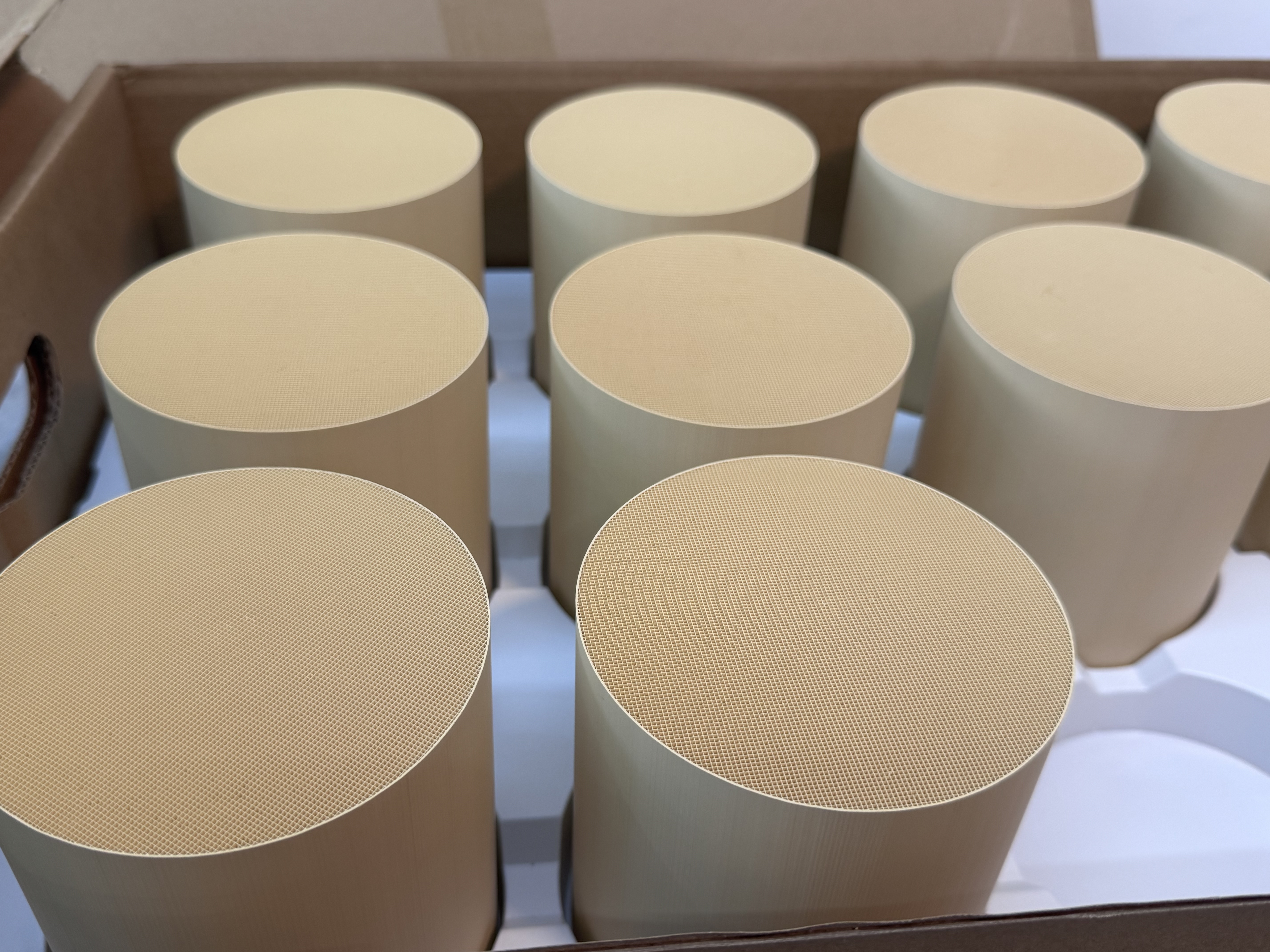 Blog công ty mới nhất về Làm sạch khí thải xe máy: Phân tích độ bền của chất xúc tác TWC nhỏ gọn được thiết kế cho các động cơ khác nhau